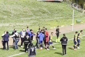 AMATÖR MAÇTA FUTBOLCULAR BASIN MENSUPLARINA SALDIRDI