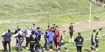 AMATÖR MAÇTA FUTBOLCULAR BASIN MENSUPLARINA SALDIRDI