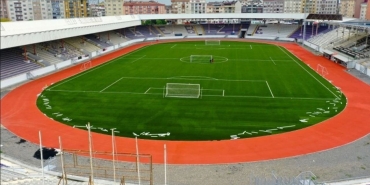FUTBOLCULAR SENTETİK ZEMİNDE ZORLANDI, MAÇLARIN YERİ DEĞİŞTİ BELEDİYE DERİNCESPOR YENİDEN DOĞAL ÇİME DÖNDÜ