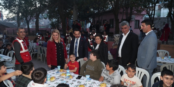 Başkan Hürriyet, Topçular Mahallesi sakinleriyle iftar sofrasında bir araya geldi