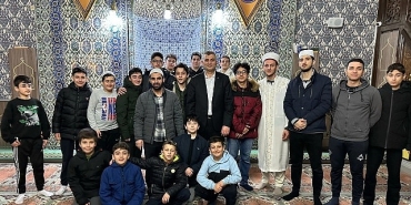 baskan-sezer-teravih-sonrasi-genclerle-bir-araya-geldi-XSaPnFxN.jpg