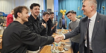 baskan-sezer-universite-ogrencileri-ile-iftarda-bulustu-rZ3h6fkJ.jpg