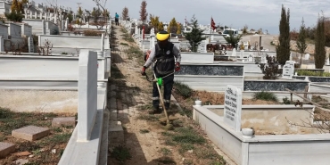 bayram-oncesinde-mezarliklarda-temizlik-calismasi-23OGPcfZ.jpg