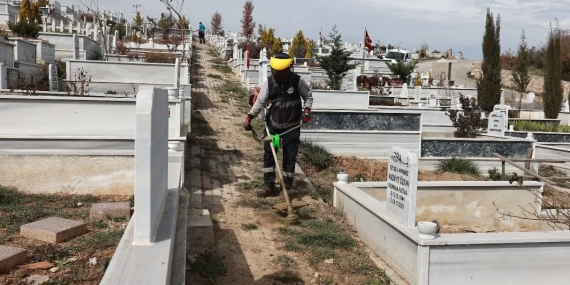 Bayram öncesinde mezarlıklarda temizlik çalışması