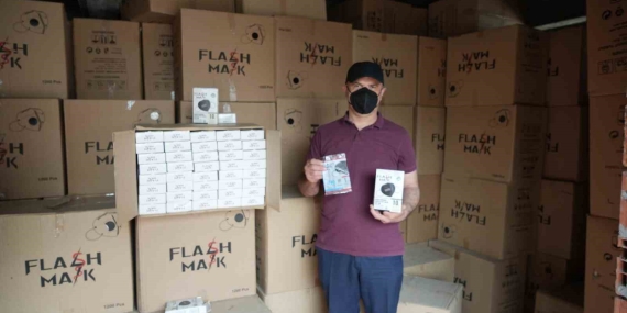 Bir ev dolusu maskeyle baş başa kaldı, ne yapacağını bilmiyor