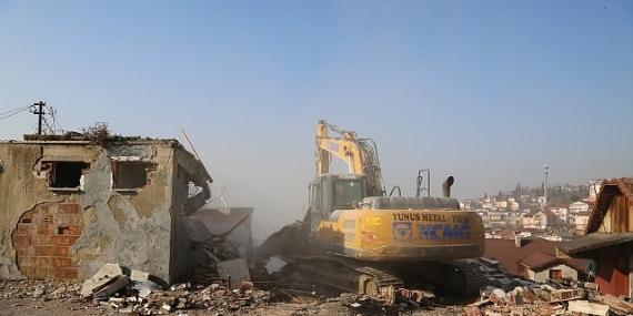 Cedit’te 7 bina daha yıkıldı