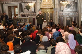 cocuklar-babalariyla-ilk-safta-durdu-cami-adabi-ve-ibadetin-onemini-ogrendi-37u4aFRV.jpg