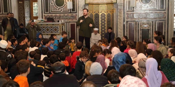 Çocuklar babalarıyla ilk safta durdu, cami adabı ve ibadetin önemini öğrendi