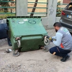 cop-konteynirlari-yerinde-tamir-ediliyor-PGgXd5Ba.jpg