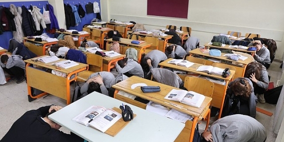 Deprem Haftası’nda öğrenciler olası afetlere karşı deneyim kazandı; Büyükşehir, öğrencilere afet bilinci aşılıyor
