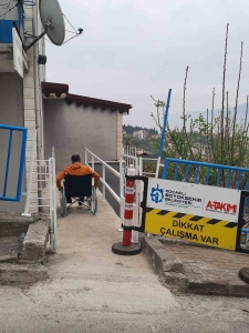 evine-girip-cikmakta-zorluk-yasayan-engelli-vatandas-icin-rampa-yapildi-9B7JUqfr.jpg