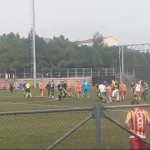 futbol-sahasi-savas-alanina-dondu-tekmeler-havada-ucustu-yESz9p6T.jpg
