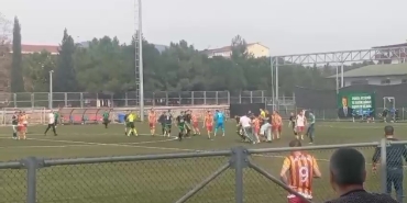 futbol-sahasi-savas-alanina-dondu-tekmeler-havada-ucustu-yESz9p6T.jpg