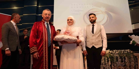 Genç çiftlere büyük destek: Çeyiz paketiyle evlenip, Togg’a bindiler