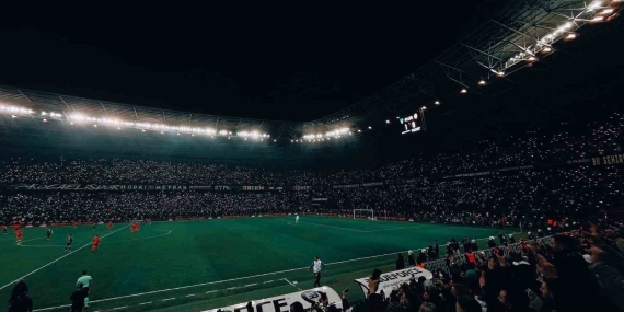 Genç taraftar tribünden düşmüştü, evinde meşalelerle karşılandı