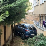 geri-manevra-yapan-otomobil-bahceye-dustu-1-yarali-W1fXk53T.jpg