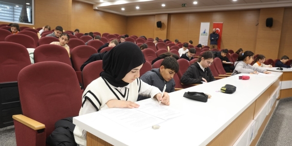 Hadis ezberleme yarışmasında öğrenciler kıyasıya mücadele etti