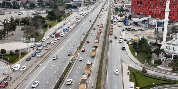 Hafriyat kamyon sürücüleri döküm sahalarının değiştirmesine tepki göstererek eylem yaptı