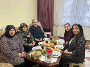 hazirlanan-yemekler-ihtiyac-sahibi-ailelerin-iftar-sofralarina-ulastiriliyor-vHnkl8xV.jpg