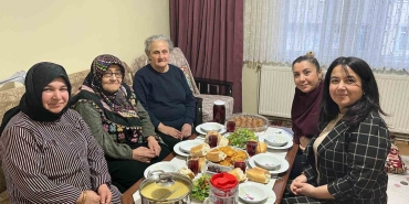 hazirlanan-yemekler-ihtiyac-sahibi-ailelerin-iftar-sofralarina-ulastiriliyor-vHnkl8xV.jpg