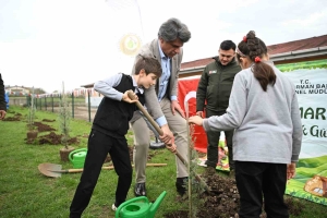 ilkokul-ogrencileri-fidan-dikti-iYSSjbvL.jpg