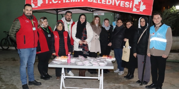 İzmit Belediyesi, Kadıköy Yeşil Cami’nde teravih çıkışı cemaat ile buluştu