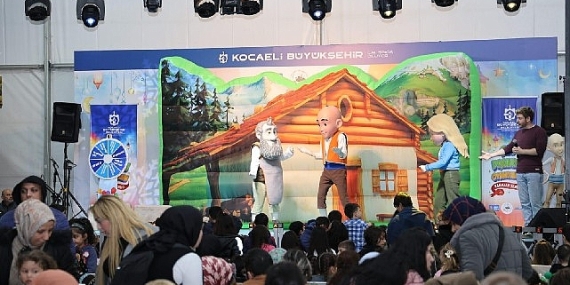 İzmit Kent Meydanı’nda çocuk kahkahaları yükseliyor