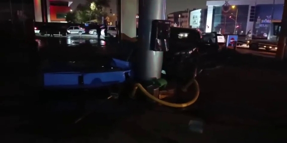 Kaza yapan araç, benzin istasyonuna daldı