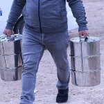 ko-mek-hurmasi-ayse-teyzeye-yardim-elini-uzatti-OZUO6GTF.jpg