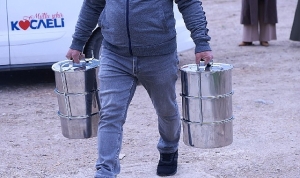 ko-mek-hurmasi-ayse-teyzeye-yardim-elini-uzatti-OZUO6GTF.jpg