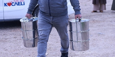 ko-mek-hurmasi-ayse-teyzeye-yardim-elini-uzatti-OZUO6GTF.jpg
