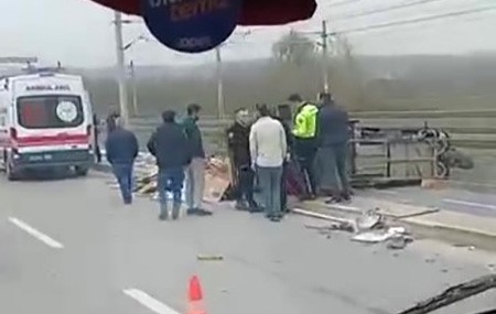 Otomobille çarpışan kağıt toplayıcısının kullandığı motor yan yattı: 1 yaralı