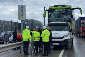 ozel-halk-otobusu-palet-yuklu-kamyonetle-carpisti-3-yarali-9qXGjlEi.jpg