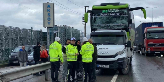 Özel halk otobüsü palet yüklü kamyonetle çarpıştı: 3 yaralı