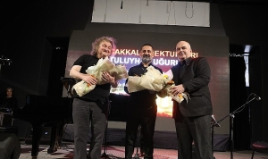 piyanist-tuluyhan-ugurludan-canakkale-zaferi-konseri-PLCQ22MG.jpg