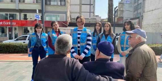 Sokak sokak iyiliğin peşinden koşuyor, küsleri barıştırıp, camiler temizliyorlar