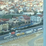 tem-otoyolunu-kilitleyen-ilginc-kaza-yuku-agir-gelince-dorse-ortadan-ikiye-ayrildi-8aBV4E5V.jpg