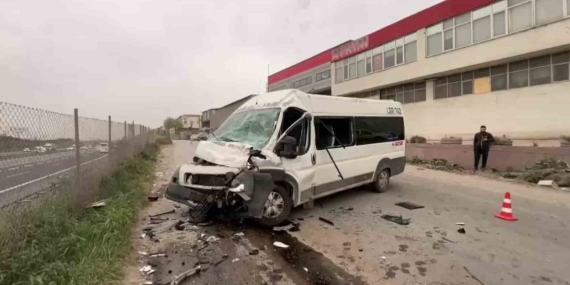 Tır ile çarpışan işçi servisinde 8 kişi yaralandı