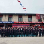 yeni-itfaiyeciler-emekli-personelden-bayrak-teslim-aldi-HjNw4ff4.jpg