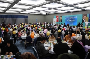 yetim-ve-oksuz-cocuklar-icin-iftar-sofrasi-kuruldu-JTTIP4MP.jpg