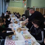 yetiskinler-servis-yapti-120-cocuk-oruc-acti-MAIeNjza.jpg