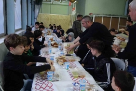 yetiskinler-servis-yapti-120-cocuk-oruc-acti-MAIeNjza.jpg