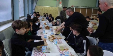 yetiskinler-servis-yapti-120-cocuk-oruc-acti-MAIeNjza.jpg