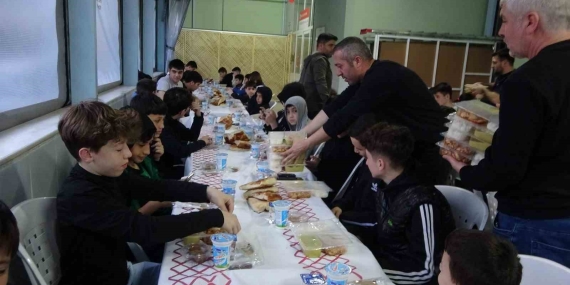 Yetişkinler servis yaptı, 120 çocuk oruç açtı