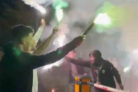 BİR GRUP TARAFTAR ŞAMPİYONLUĞU KUTLAMAK İÇİN DEPLASMANA GİTTİ KOCAELİSPOR TARAFTARI, MAÇ İÇİN İSTANBUL’DA OLAN TAKIMIN OTELİNE KOŞTU