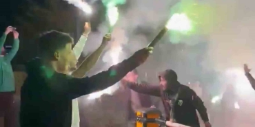 BİR GRUP TARAFTAR ŞAMPİYONLUĞU KUTLAMAK İÇİN DEPLASMANA GİTTİ KOCAELİSPOR TARAFTARI, MAÇ İÇİN İSTANBUL’DA OLAN TAKIMIN OTELİNE KOŞTU