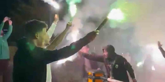 Bir grup taraftar şampiyonluğu kutlamak için deplasmana gitti