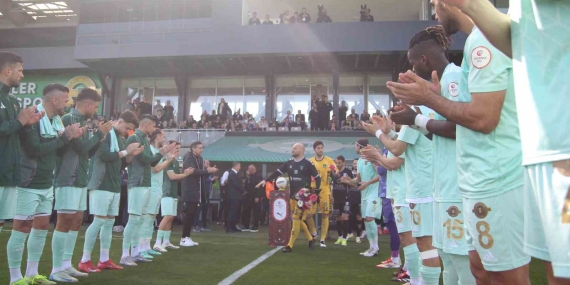Esenler Erokspor, Kocaelispor’u alkış ve çiçekle karşıladı
