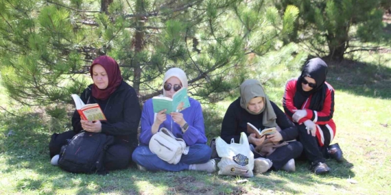 Doğada kitap okuma keyfi