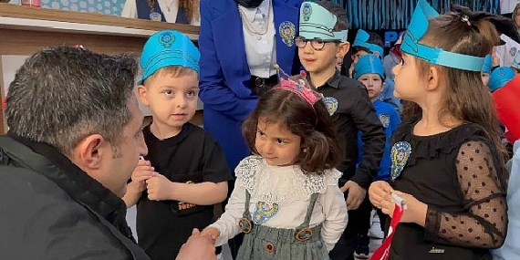 Anne Şehir’de polislere sürpriz kutlama